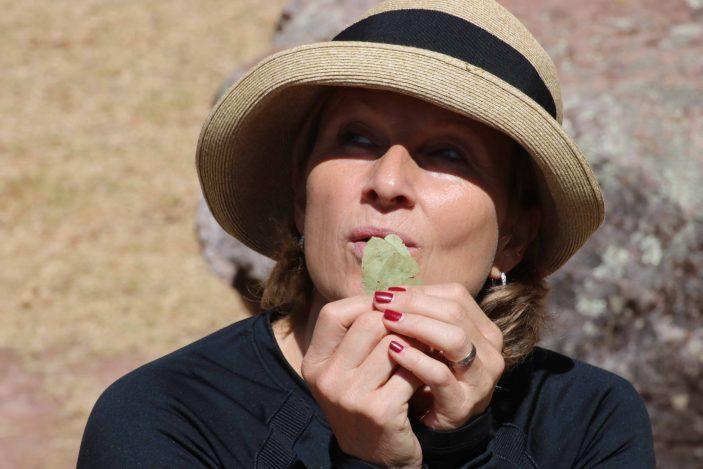 Elke Steinbach, Inka-Meisterin aus Deutschland, beim Pusten in Coca-Blätter während einer Despacho-Zeremonie in Peru