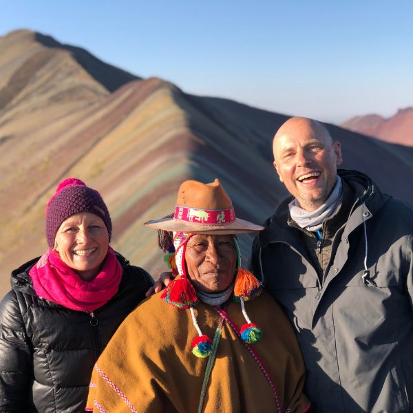 Am Rainbow Mountain Gruppenfoto mit Teilnehmern der Reise MAGISCHES PERU aus Deutschland, Österreich und Schweiz in Ollantaytambo, einer alten Stadt der Inkas