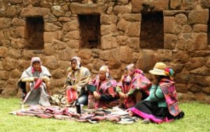 Eine Gruppe von Q'eros bei einem Despacho in Tipon in Cusco