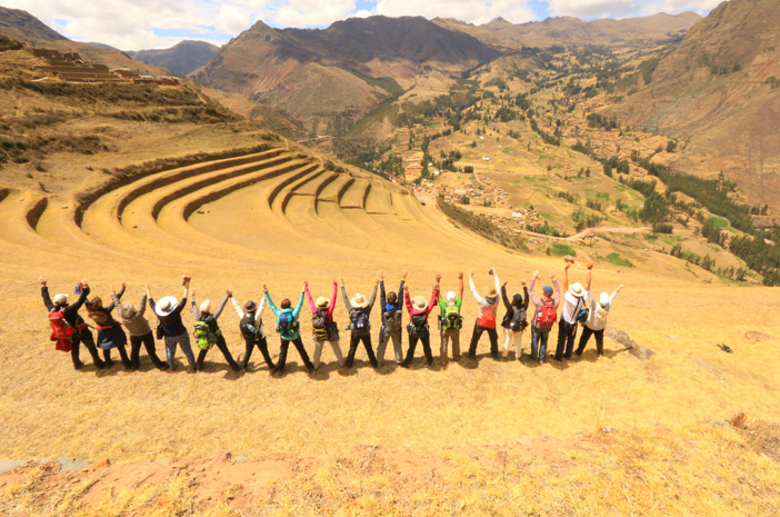 Gruppenfoto mit Teilnehmern der Reise MAGISCHES PERU aus Deutschland, Österreich und Schweiz in Ollantaytambo, einer alten Stadt der Inkas