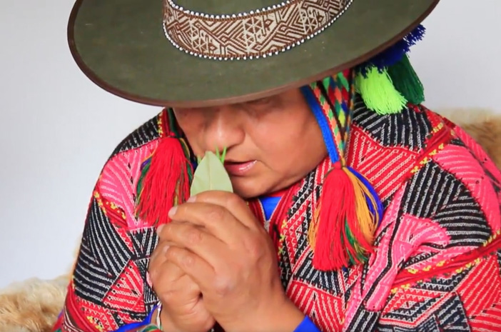 Der Inka-Meister und Q'ero-Schamane Lorenzo Ccapa bei einer Einzelsitzung bzw. schamanischen Behandlung