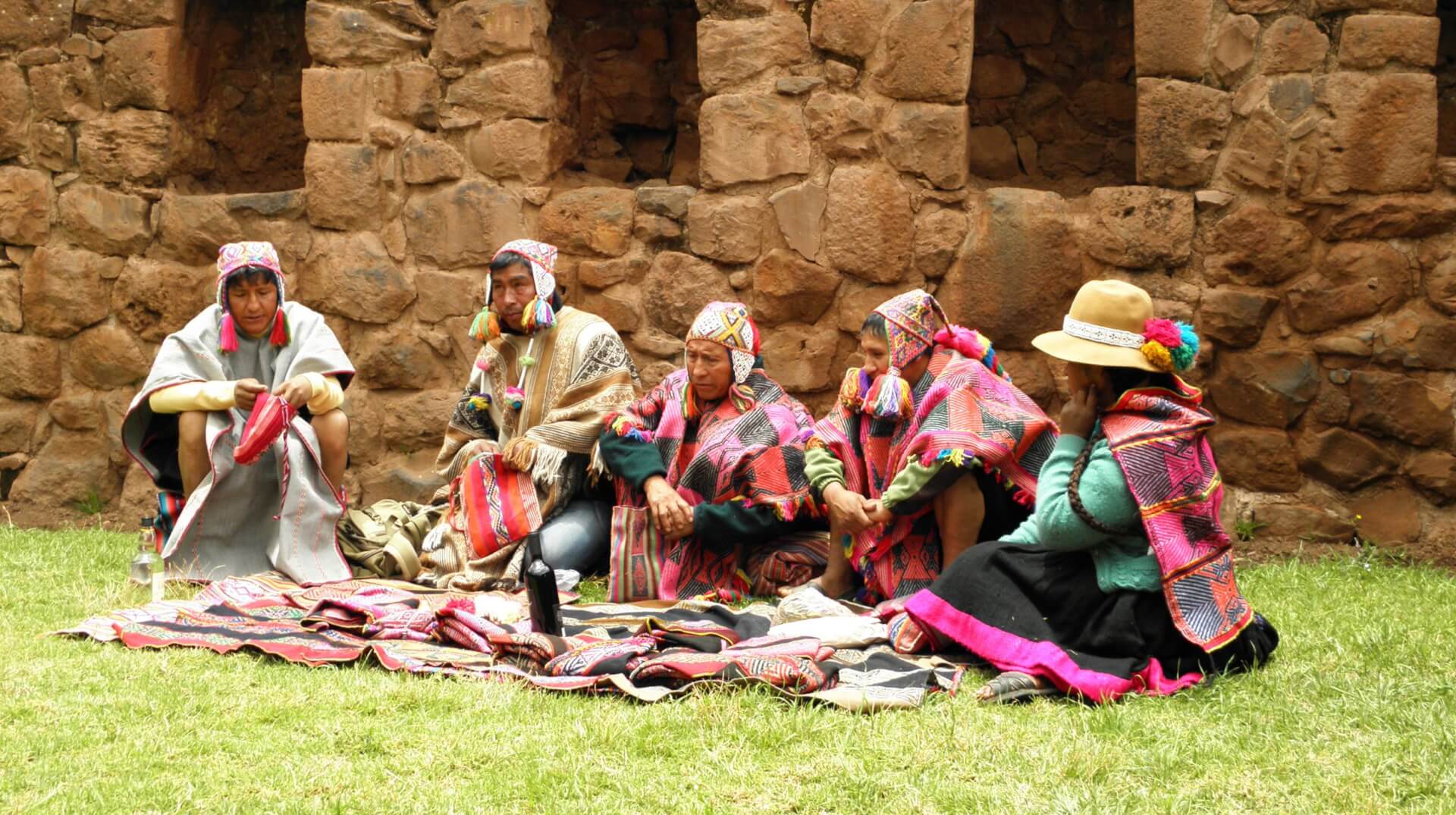 Eine Gruppe von Q'ero-Meistern, Praktizierenden der Inka-Tradition, bei einer heiligen Despacho-Zeremonie